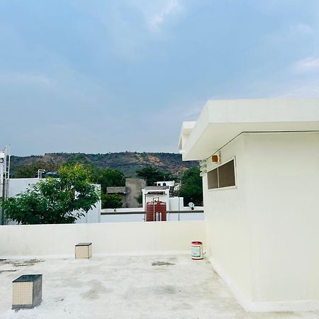 Private & Elegant 3Bhk Villa, Hillside Hideaway, 10 Mins From Mh Bus Stand 奥兰加巴德 外观 照片